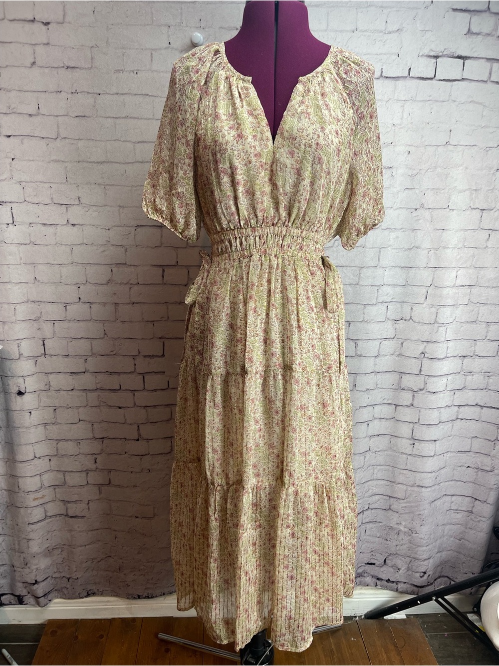 ASTR the label cream mauve ditsy midi dress with puff sleeves size small